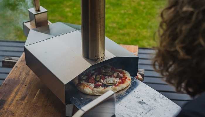 Can you use an outdoor pizza oven in winter?